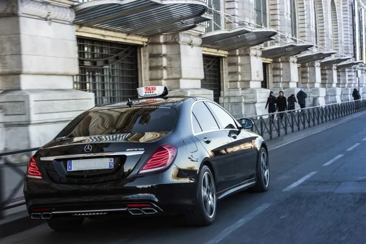 Taxi berline et van haut de gamme pour transfert aéroport et gare